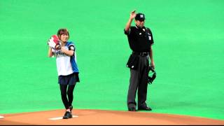 20121005木村愛里ちゃんの始球式～斎藤佑樹投手の１球目＠札幌D