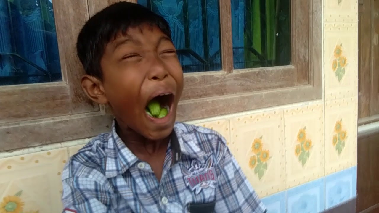 10 Ekspresi Kocak Anak Kecil Makan Buah Asam