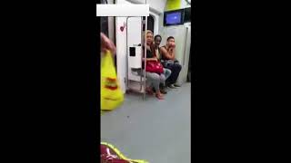 Kadın metroya çişini yaptı! Görenler şaştı kaldı