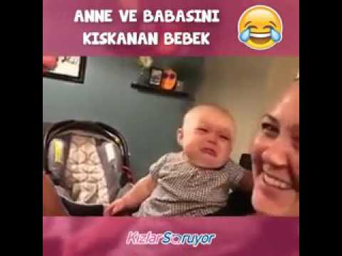 Anne ve babasini kiskanan bebek