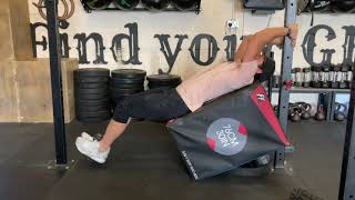 WEIGHTED DECLINE BENCH KNEE RAISES