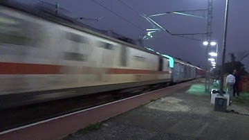 Pantograph Sparks!! GZB P7 sparks past MDSE with Sealdah Rajdhani [Full HD]