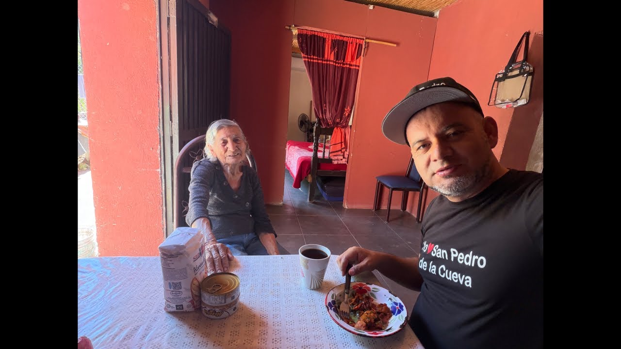 Comiendo chilaquiles rojos hechos por doña Prieta con cebolla recién cortada de su siembra