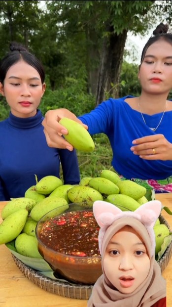 makan rujak mangga muda bikin ngiler#mukbang #rujak #makanrujak