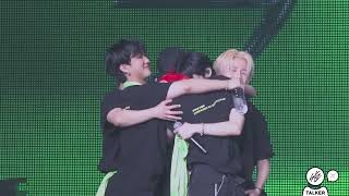 Felix asked to hug him once more 😭😭😭 Resimi