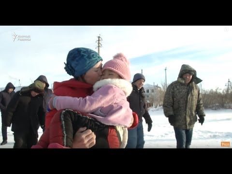 балан Қытайда қалған балаларымен табысқан отбасы