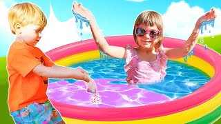 Bianca nage dans une piscine pleine d’hydrogel avec ses jouets. Vlog en famille pour enfants.