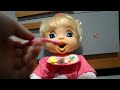 Maily comendo papinha de pêra e bebendo suquinho de maçã - Baby Alive Linda Surpresa