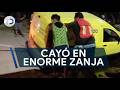 Camioneta de Mercado Libre cayó a enorme zanja; causó alarma