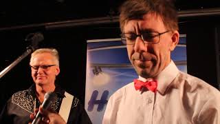 Broder sjunger Främling med Holens i Storfors Kulturhus (Mickez.se)