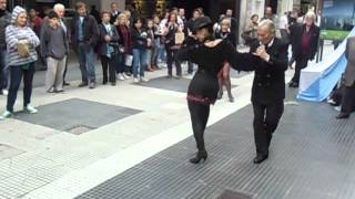 Espectáculo en la Calle Florida: Bailando el Tango