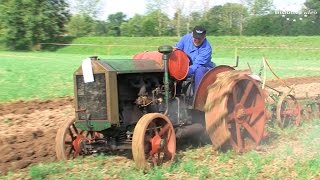 Hanomag WD Traktor pflügt - historic Tractor plowing