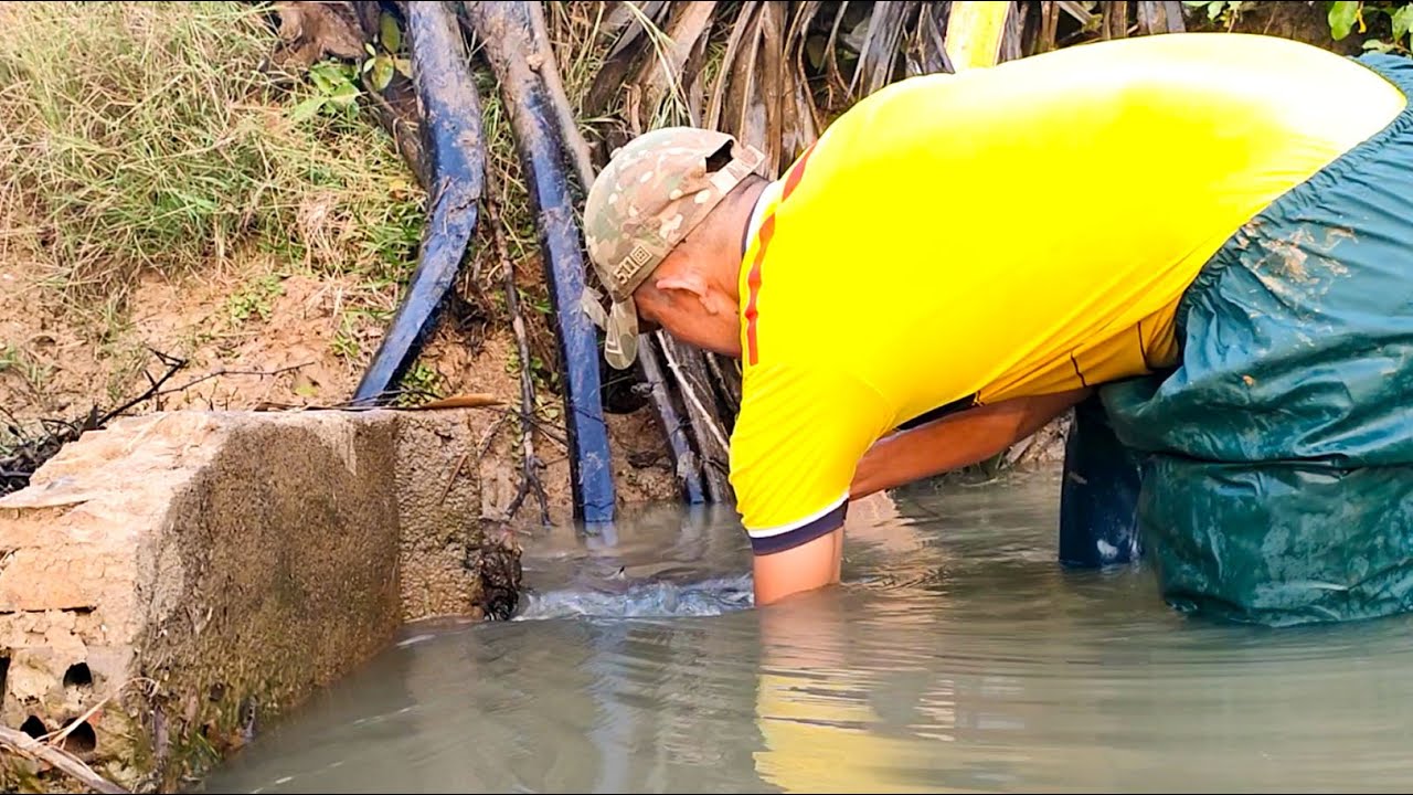 In The Dry Season Walk Removing Trash And Debris Flow Clogged Culvert ...