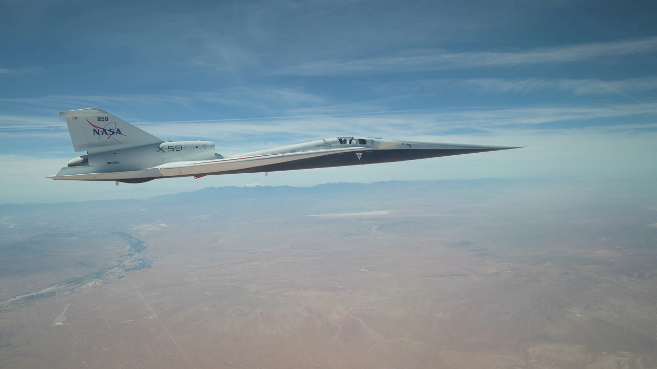 NASAの超音速実験機「X-59」が着陸脚を収納した飛行に初成功 独特な