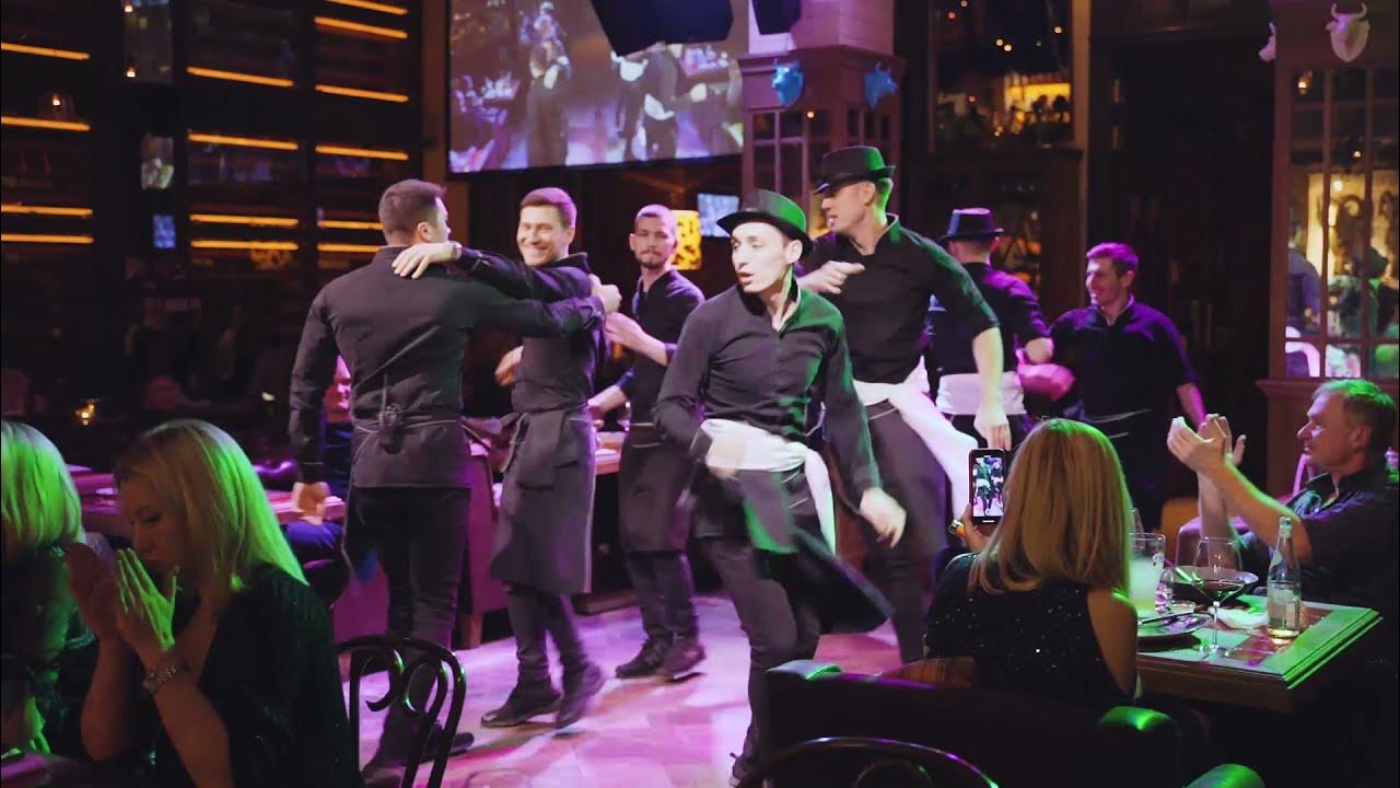 поющие официанты спб ресторан рибай. шоу танцующие официанты. ресторан в питере где танцуют официанты. питер ресторан с поющими официантами рибай. танец официантов.
