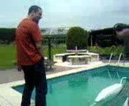 Julian fait pipi dans la piscine  MazOOOTTTTT