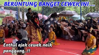 DETIK DETIK ENTHUL TARIK TANGAN CEWEK NAIK KE PANGGUNG