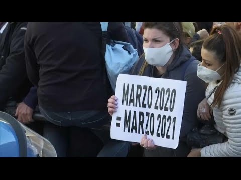 A Roma, di fronte a Montecitorio, la disperazione dei ristoratori