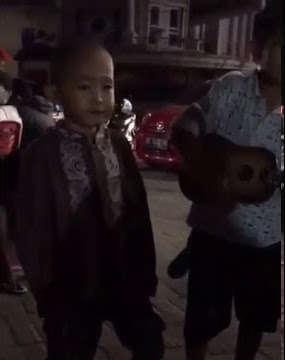 KIDS JAMAN NOW !!!PENGAMEN ANAK KECIL JALANAN INI NYANYI LAGU DIA LUCU