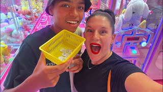 Pink Wa Wa CLAW Arcade ($10 challenge)  in LAS VEGAS with The Stranger🌸