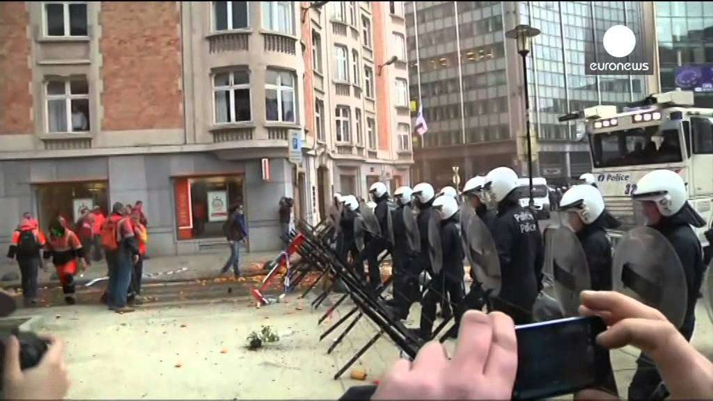 Vidéo : violents heurts à Bruxelles, un policier reçoit un pavé en plein visage