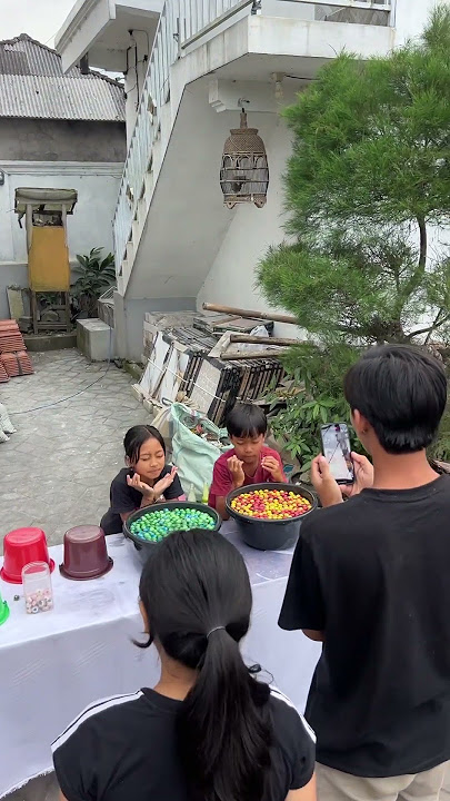 RAMA SINTA REBUTAN BOLA PERMEN