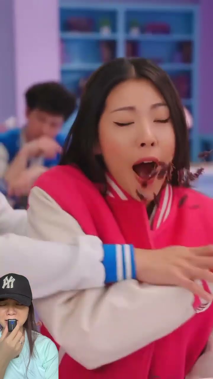 KERJAIN PAKAI MAINAN KECOAK ⁉️BESTIE MINTA CEMILAN TERUS ??
