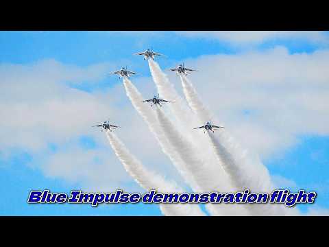 Xmasツリーローパスなど、青空をキャンバスにブルーインパルスが華麗に