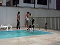 Flor sendo jogada na piscina