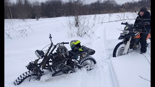 Мотоцикл пила пропиливает дорогу до реки