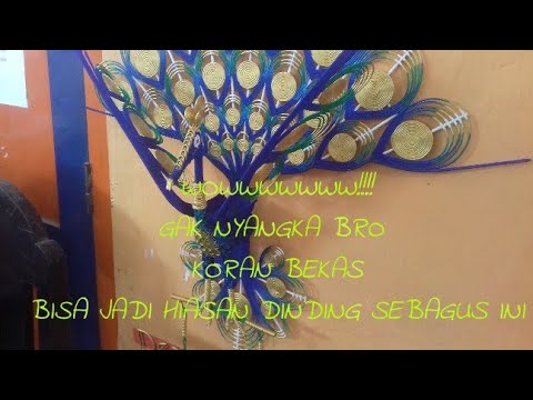 Souvenir kerajinan  tangan burung  merak  dari kertas koran 