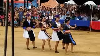 Ncig teb chaws saib hluas hmoob ua las voos noj peb caug nyob Vang Vieng