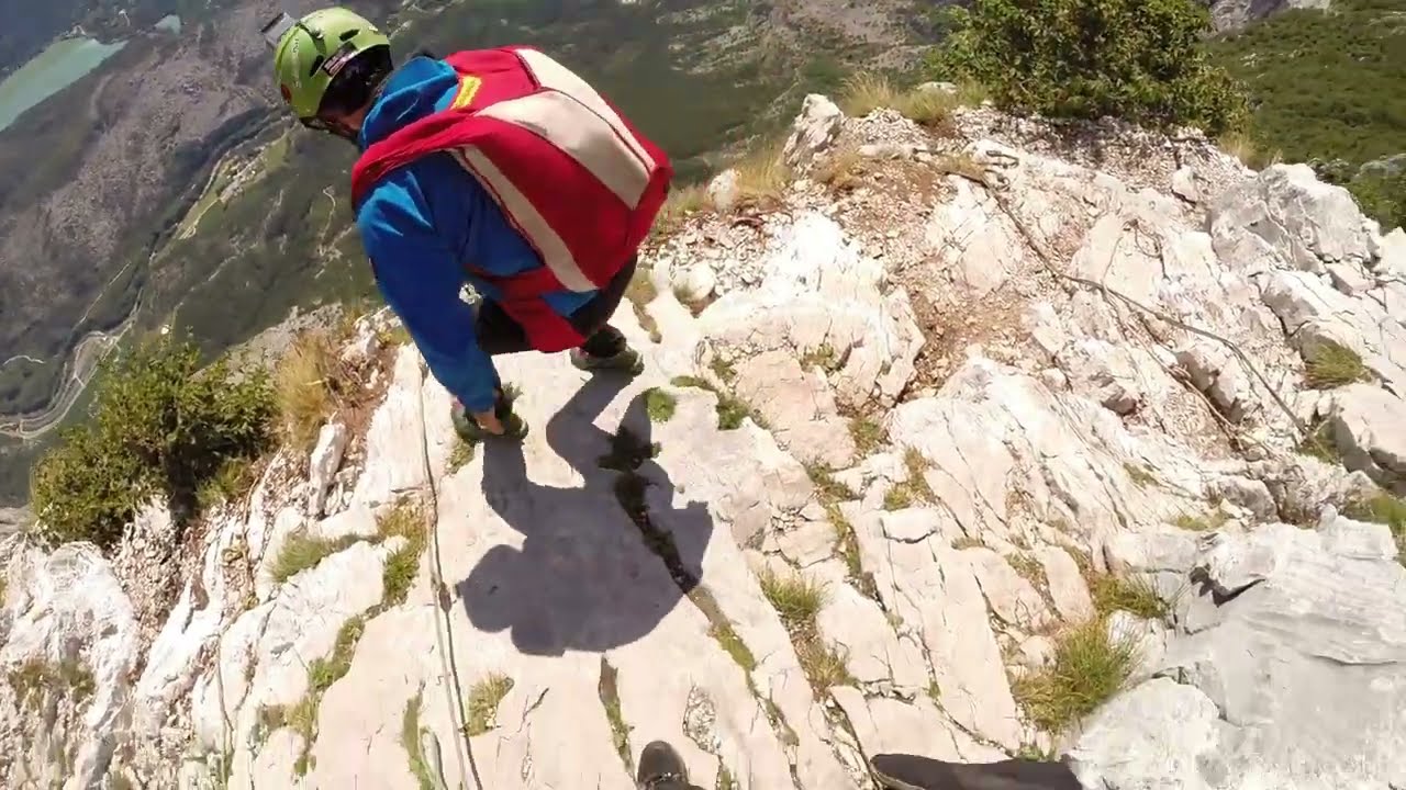 Włochy Monte Brento BASE JUMPING - Skok z 1200 metrowej skały oraz zderzenie z drzewem