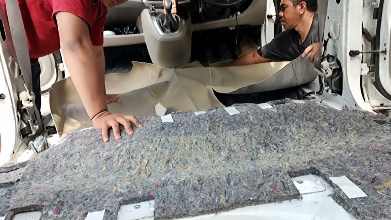 Ganti karpet dasar dan pasang peredam sendiri di mobil datsun