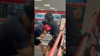 Check hook then pressure on ropes #boxing #fighting