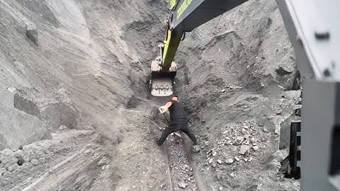 Barge unloading 4850 tons of phosphate rock - Part 3 - Excavator working on barge