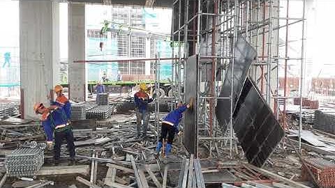Tháo giàn giáo cho siêu kết cấu chống rung trong nhà máy. Tháo lắp giàn giáo