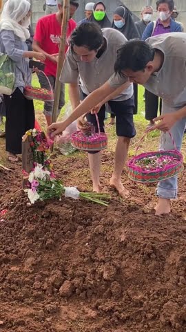 Proses Pemakaman Almarhumah Mama Clay Gribble & Cole Gribble