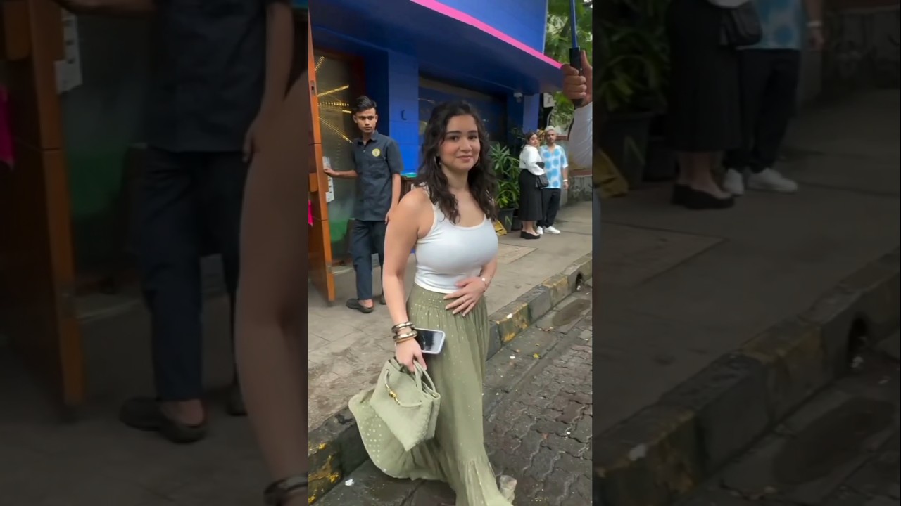 Sara Tendulkar Looks Super Cute At Bandra 🥰😘 