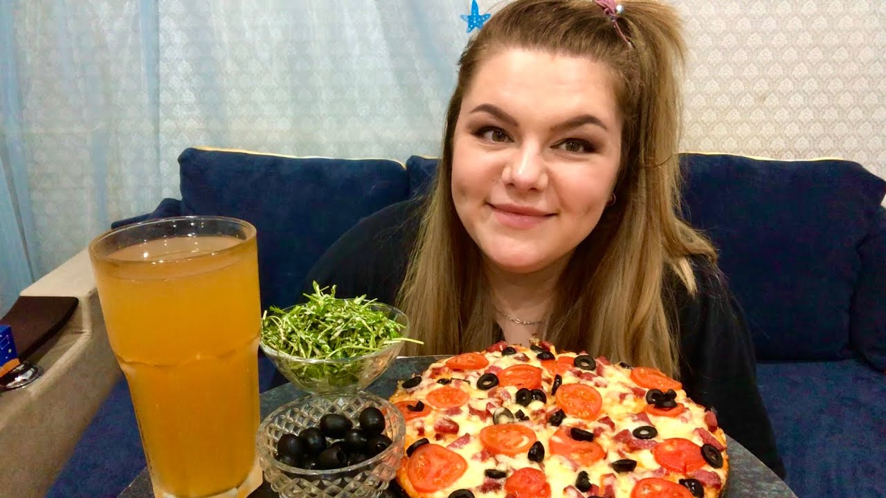 Мукбанг! ПИЦЦА 🍕 Домашняя пицца, руккола, маслины, пиво. - YouTube