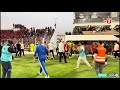 أعمال شغـ ـب واقتحام جماهير إتحاد العاصمة الجزائري أرضية ملعب المسيرة بآسفي يتسبب في فوضى عارمة