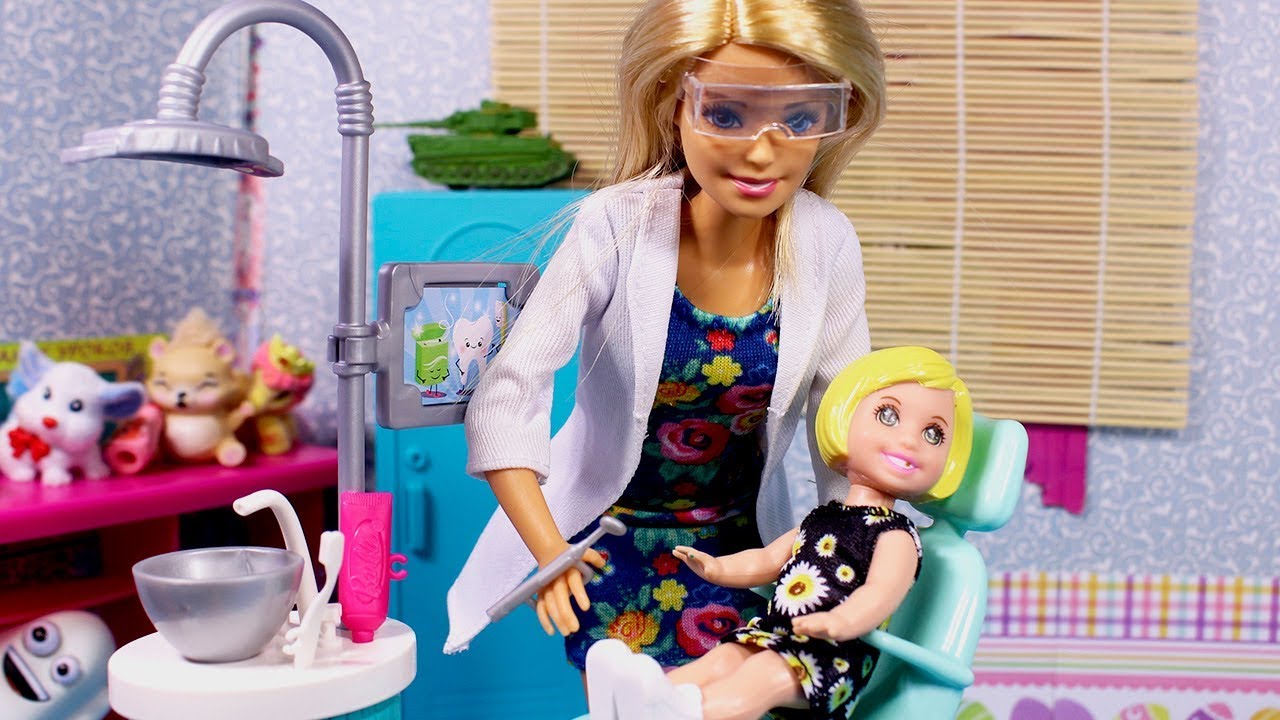 Видео куклы мамы. Кукла Барби стоматолог. Барби дантист. Барби зубной врач. Барби зубной врач детский.