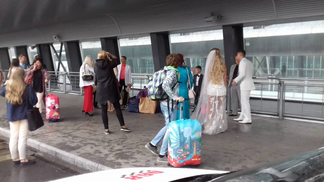 Невеста в аэропорту Невеста в аэропорту