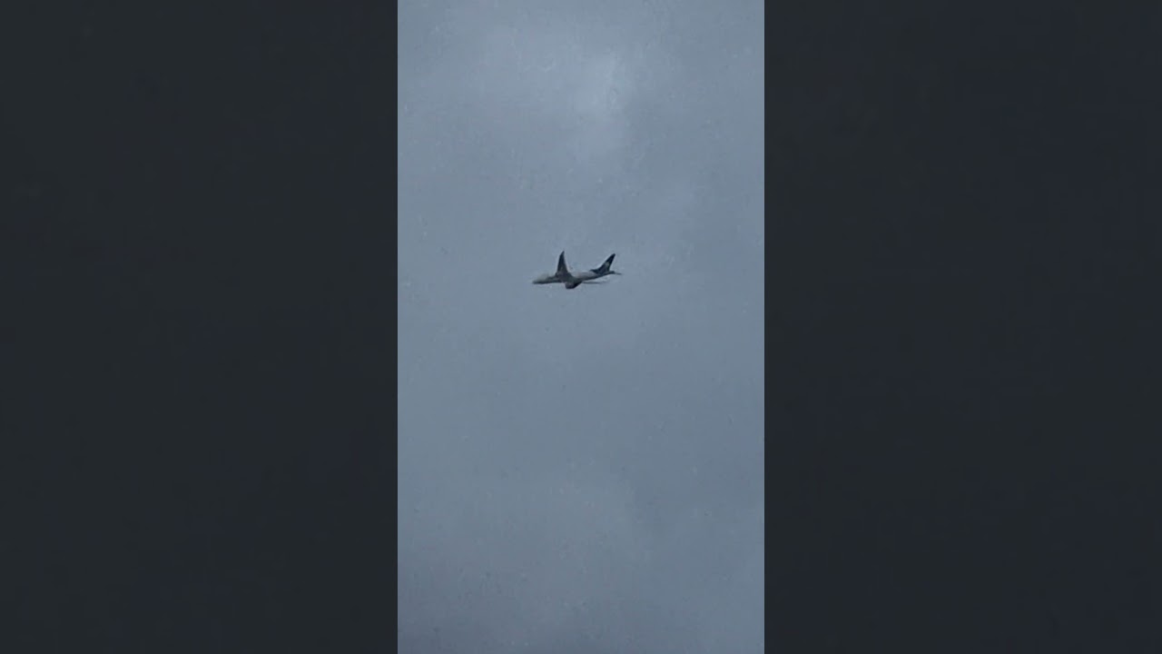 Aeromexico Boeing 787-8 passing over South London