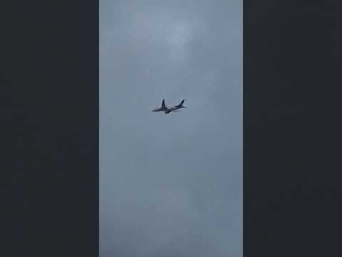 Aeromexico Boeing 787-8 passing over South London