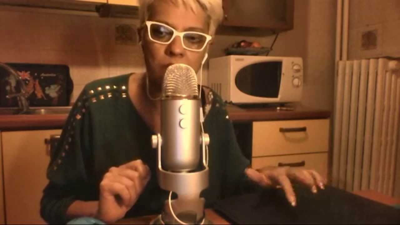 ASMR Whispering vlog volto intero! leggero tapping ita