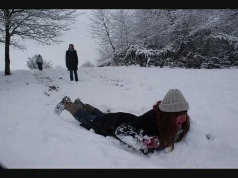 Vidéo: La Fille D'Ana Patricia Dans La Neige