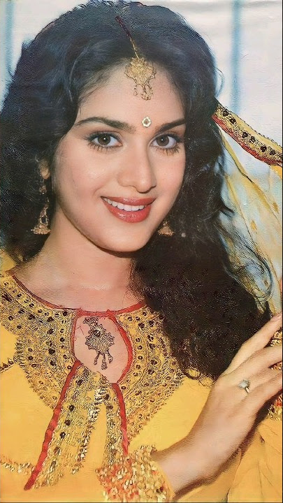 bollywood actress minakshi sheshadri || old is gold ❤️❤️ #shorts #viral #hindisong
