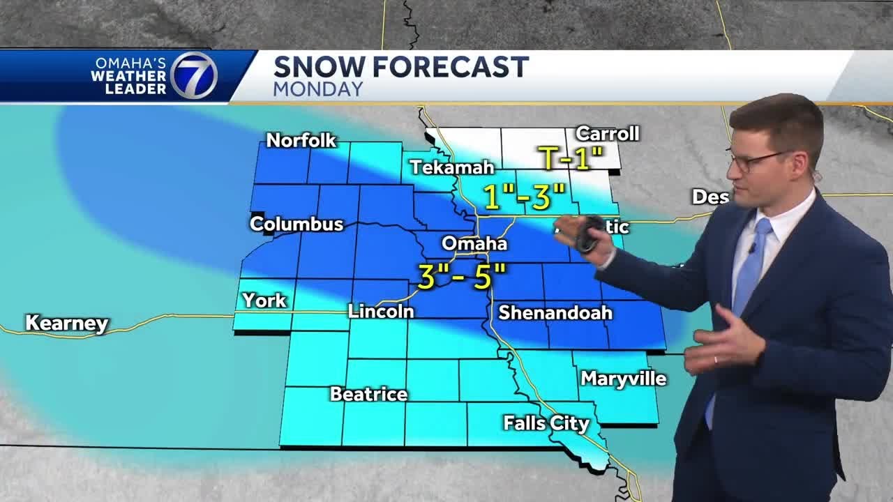 Heavy snow falling through noon in Omaha - YouTube
