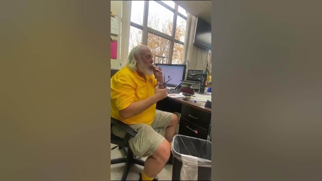 Make a kazoo with an ordinary drinking straw! Annoy your friends! 😂😂